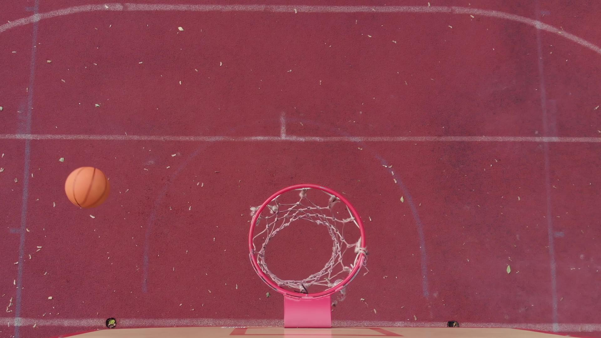 篮球后板橙色球顶高角打篮子在户外法庭得分视频的预览图