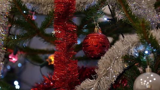 圣诞树附近的壁炉装饰着灯光 背景模糊 圣诞树闪闪发光视频的预览图