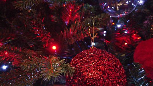 圣诞树的装饰非常接近圣诞节的精神节日和庆祝视频的预览图