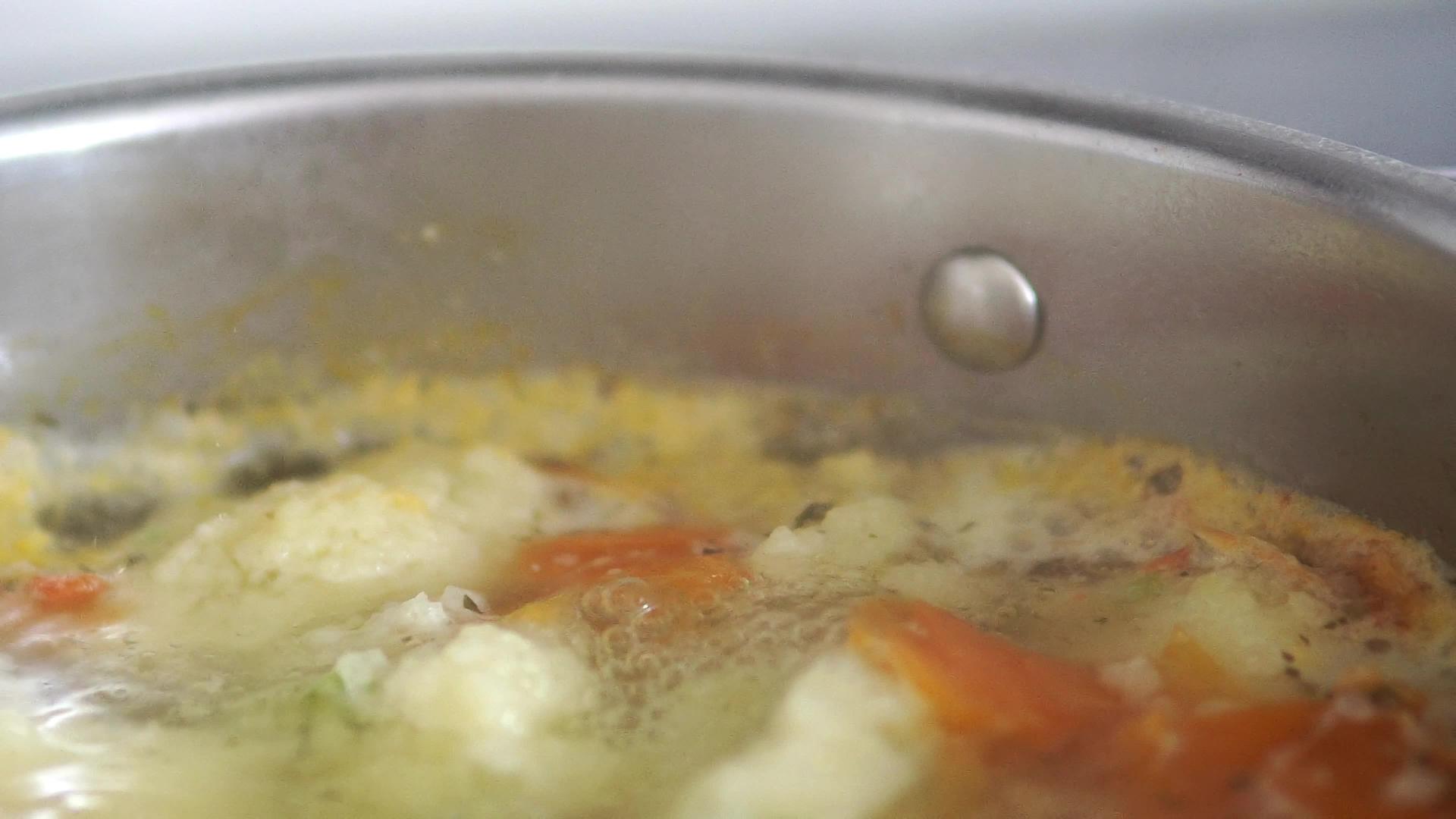煮烹饪电影Dof鱼蛋汤面条和鱼球视频的预览图