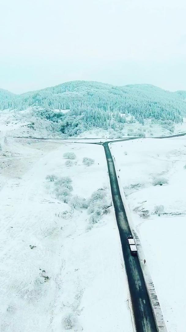 武隆仙女山中国最美的观光公路雪地公路上的小火车视频的预览图