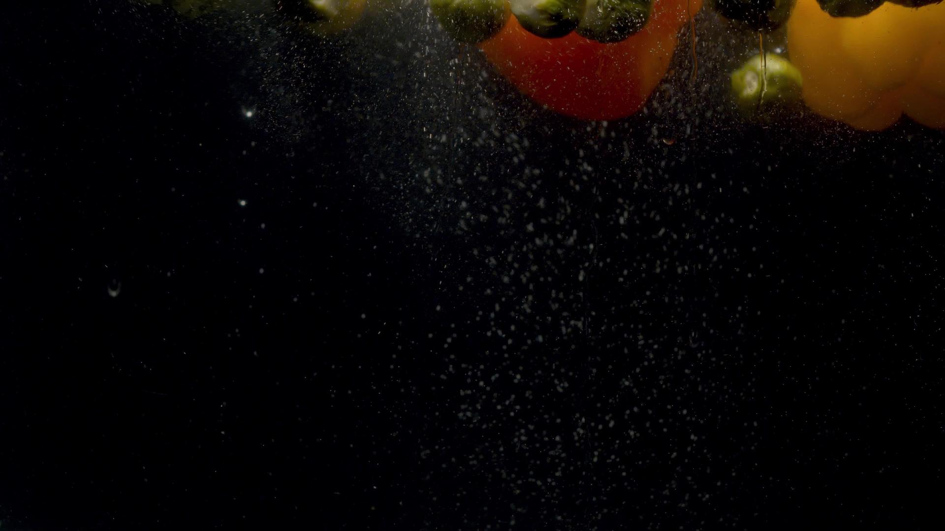 新鲜的贝类和水中滴落视频的预览图