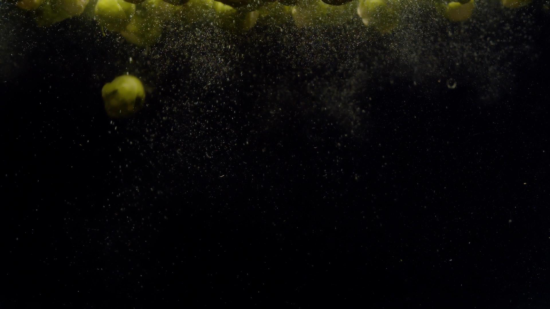 漂浮在水中喷雾和气泡落入水中视频的预览图