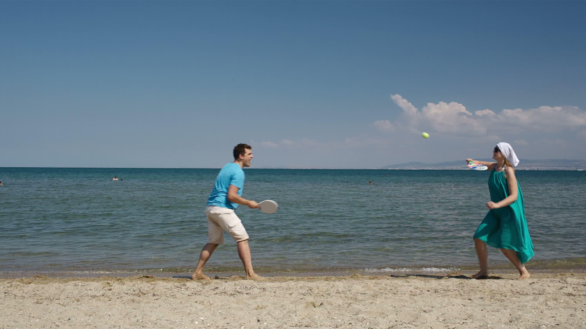 在沙滩上打球和打球视频的预览图