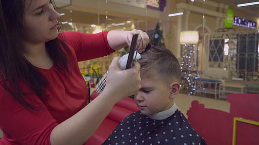 美发师在美发沙龙理发视频的预览图