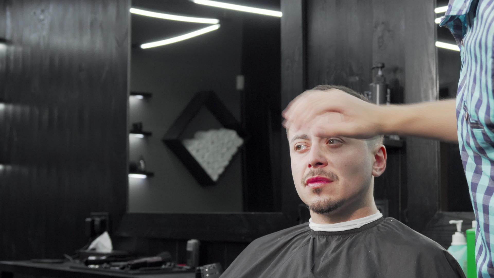 男人用专业理发师理发视频的预览图