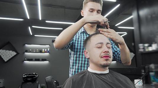 在理发店理发的成熟男人视频的预览图