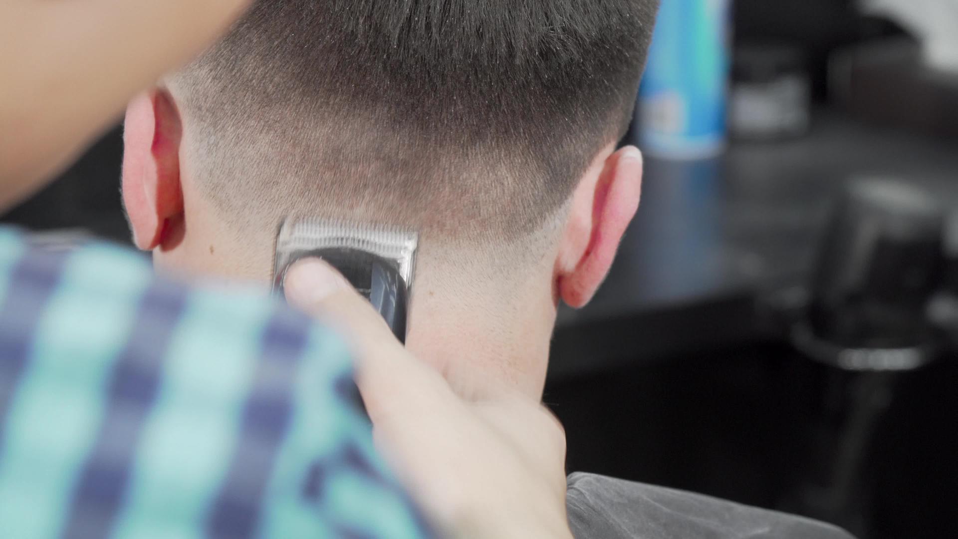 理发师用剪刀给男性顾客理发视频的预览图