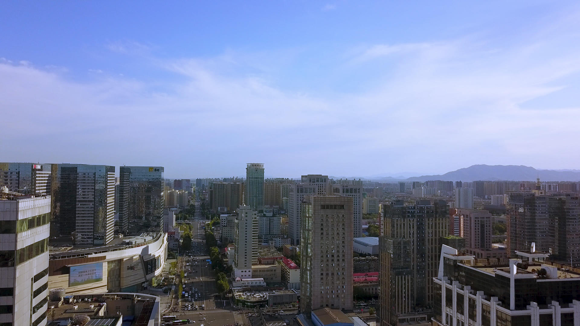 秋季蓝天白云的城市上空视频的预览图