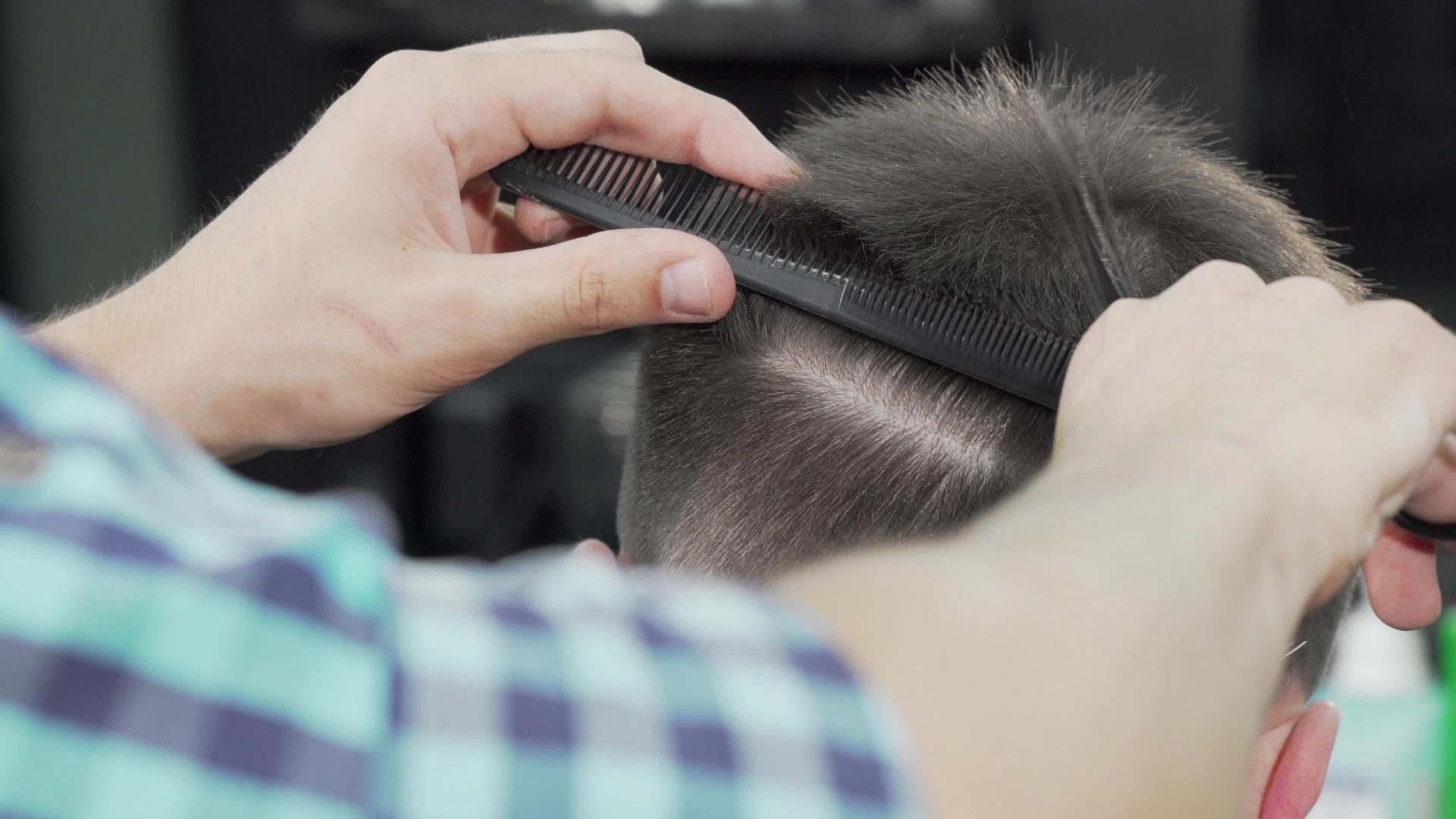 一名男性专业理发师理发视频的预览图