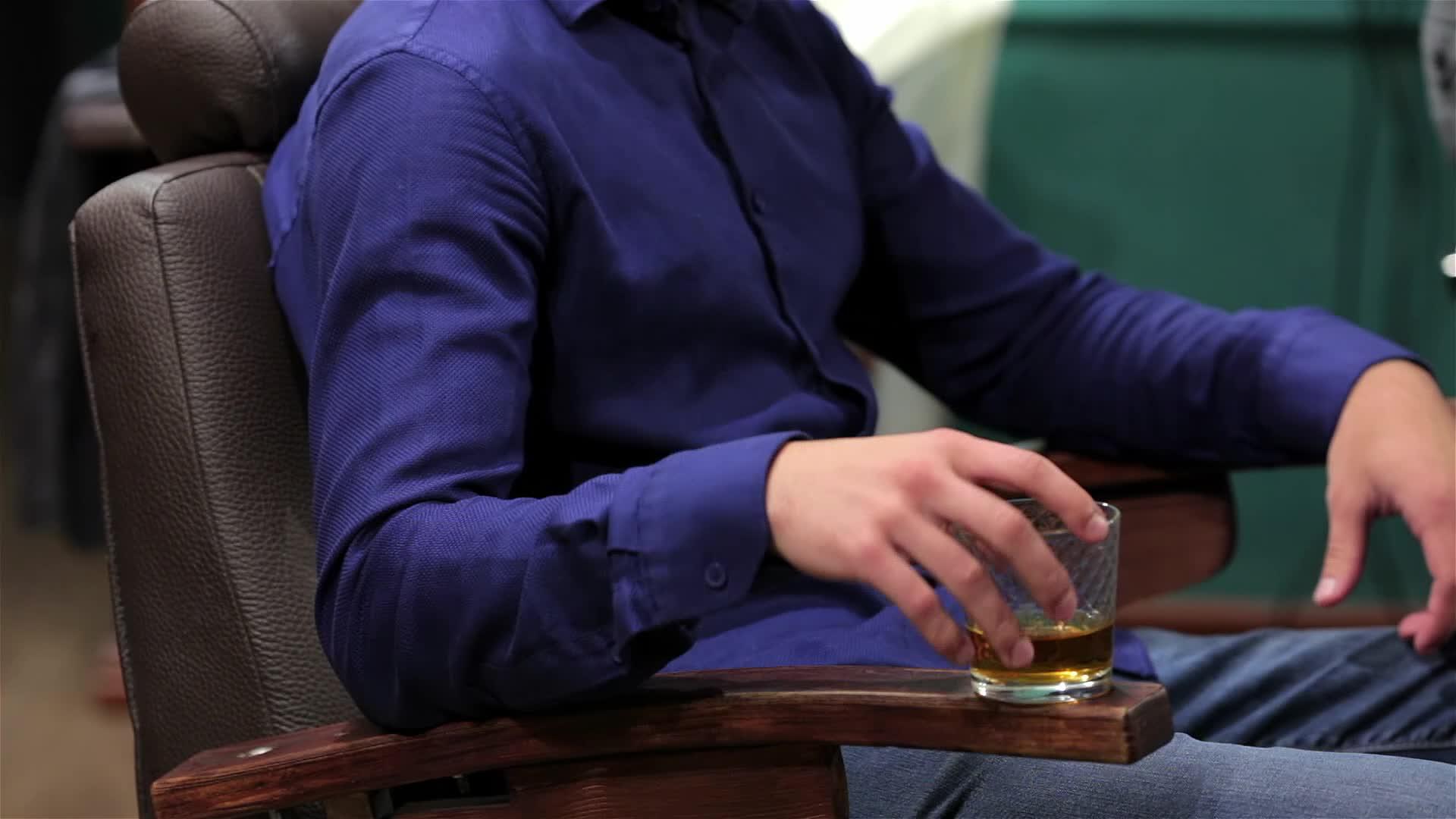 一个在理发店喝威士忌的男人视频的预览图