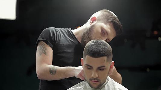一个理发店的男人理发和理发视频的预览图