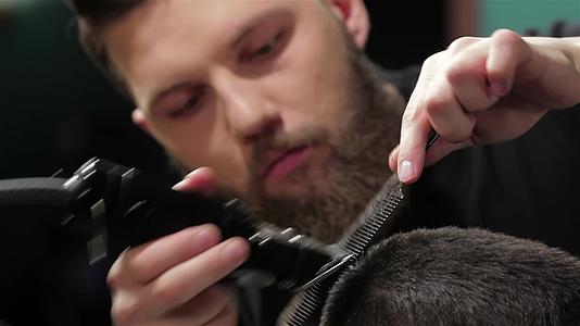 男士发型设计和理发在理发店或美发沙龙理发视频的预览图