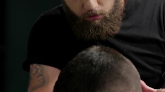 在理发店或理发店做理发和理发的男人视频的预览图