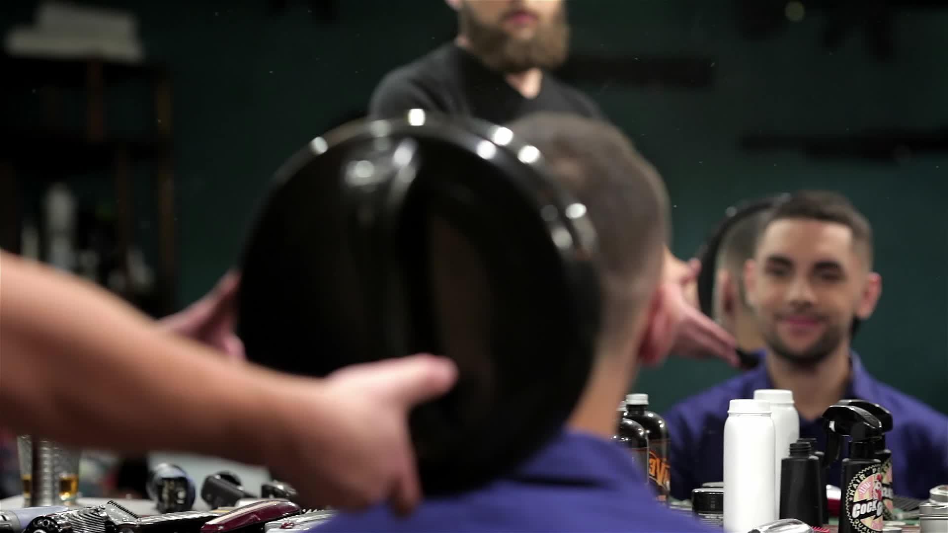 理发师用镜子短发视频的预览图