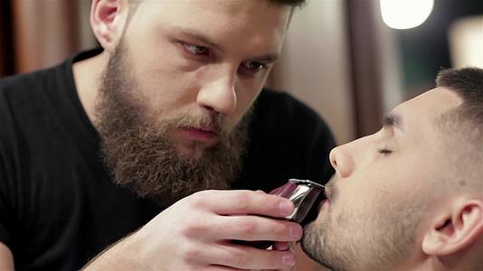 理发店理发造型胡子视频的预览图