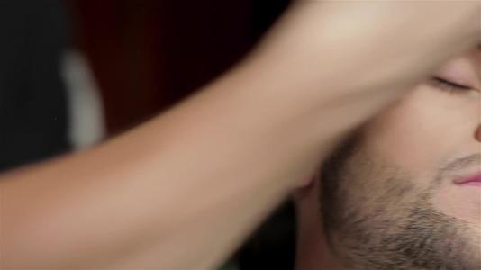 男人的理发师在男人的发廊里做了一个长胡子的男人视频的预览图