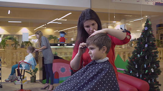 理发店的孩子视频的预览图