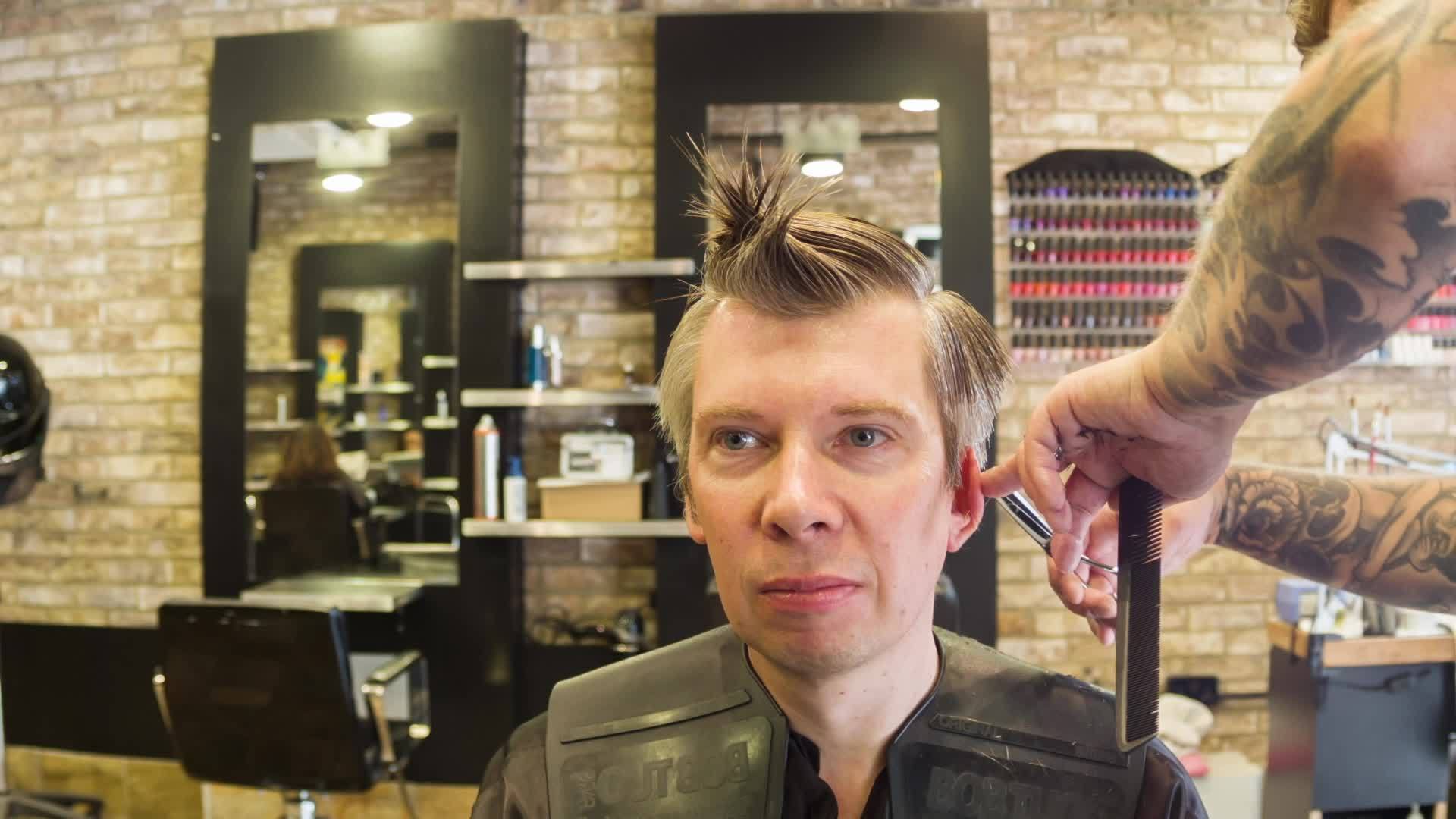男人的头发在时髦的理发店里视频的预览图