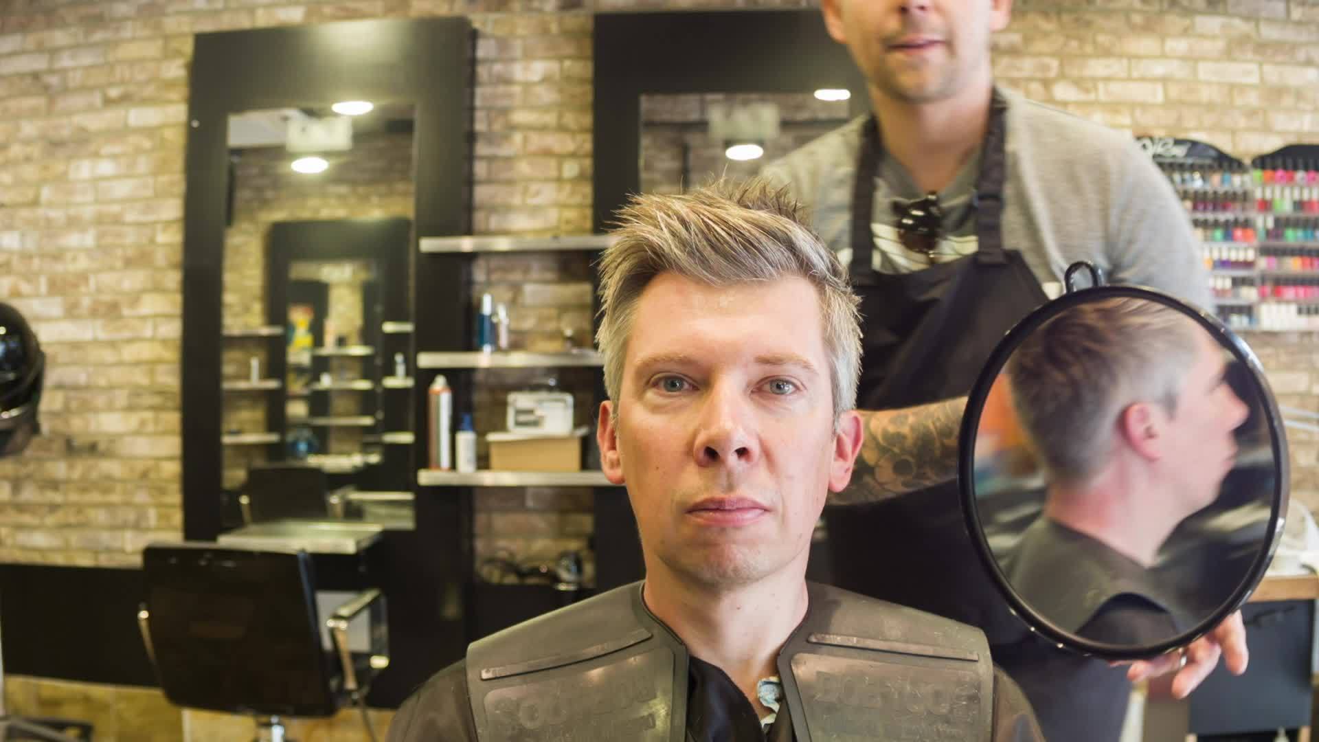 男人的头发在时髦的理发店里视频的预览图
