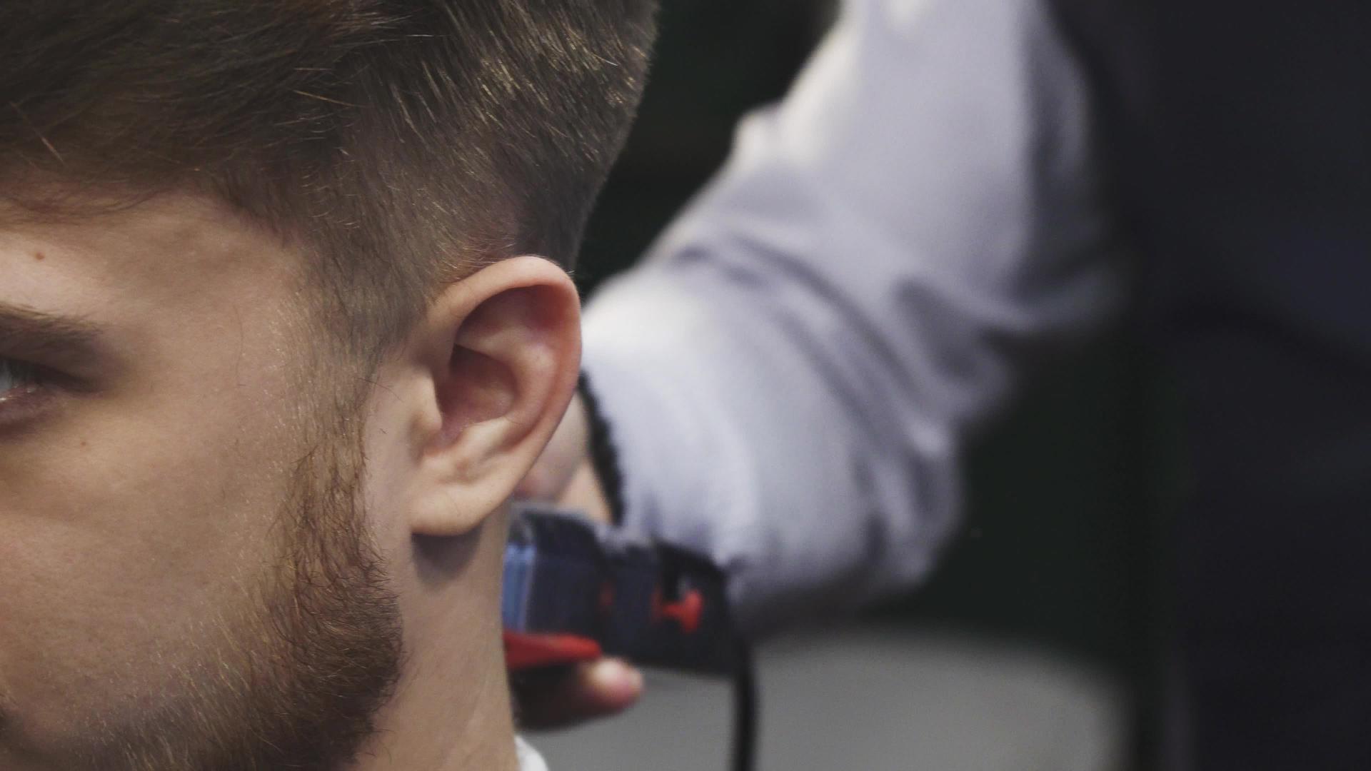 一名男子被一名专业理发师剃了头发视频的预览图