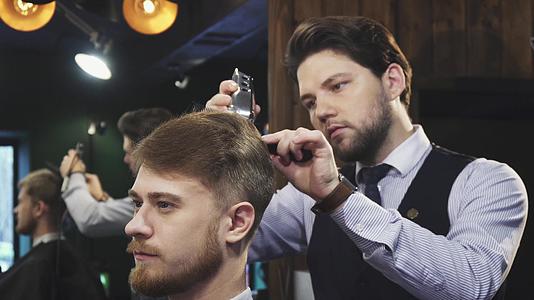 专业理发师是客户理发的专业人员视频的预览图