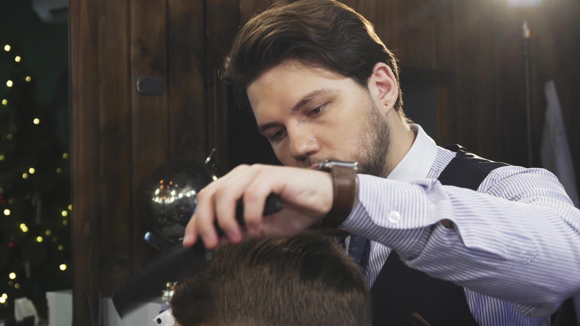 专业理发师在打字时喷洒客户的头发视频的预览图