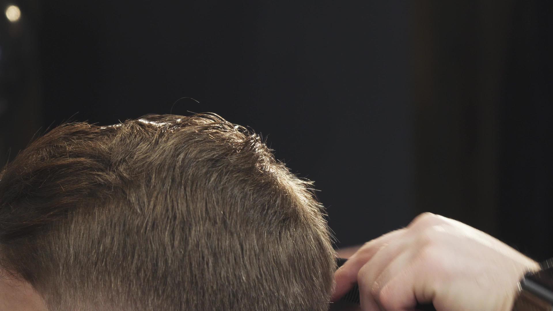 他的客户的理发剪发和一个短片在一起视频的预览图