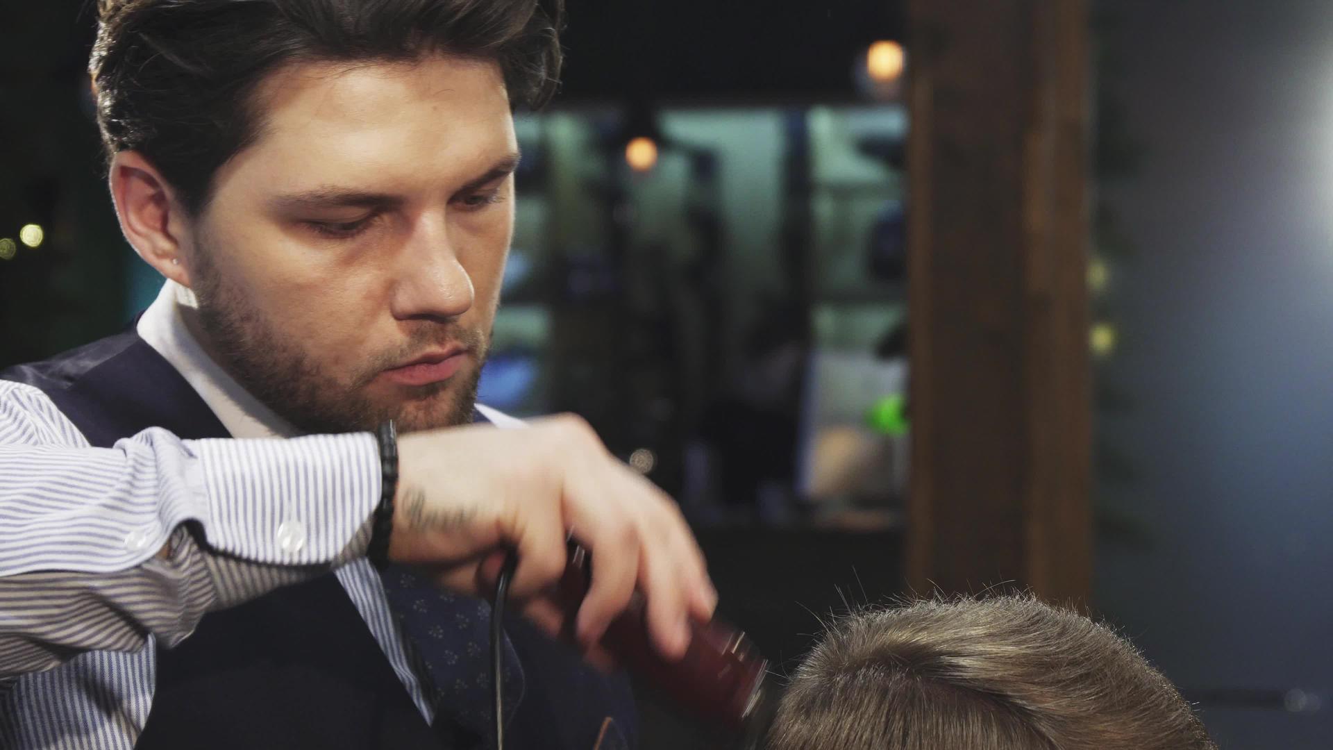 专业理发师修剪客户的头发视频的预览图