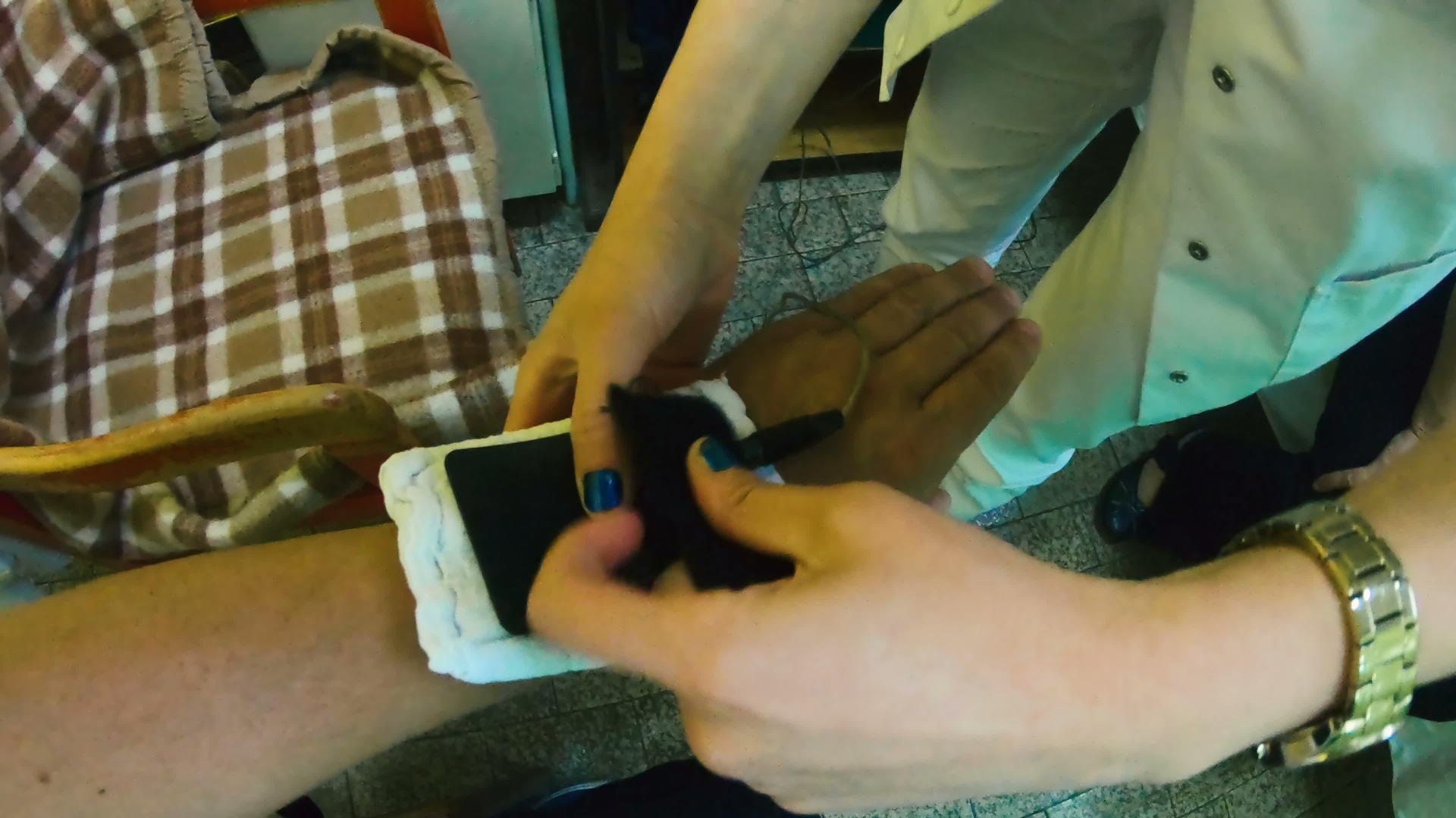 干扰电流物理治疗男性在医院接受肌肉电刺激治疗视频的预览图