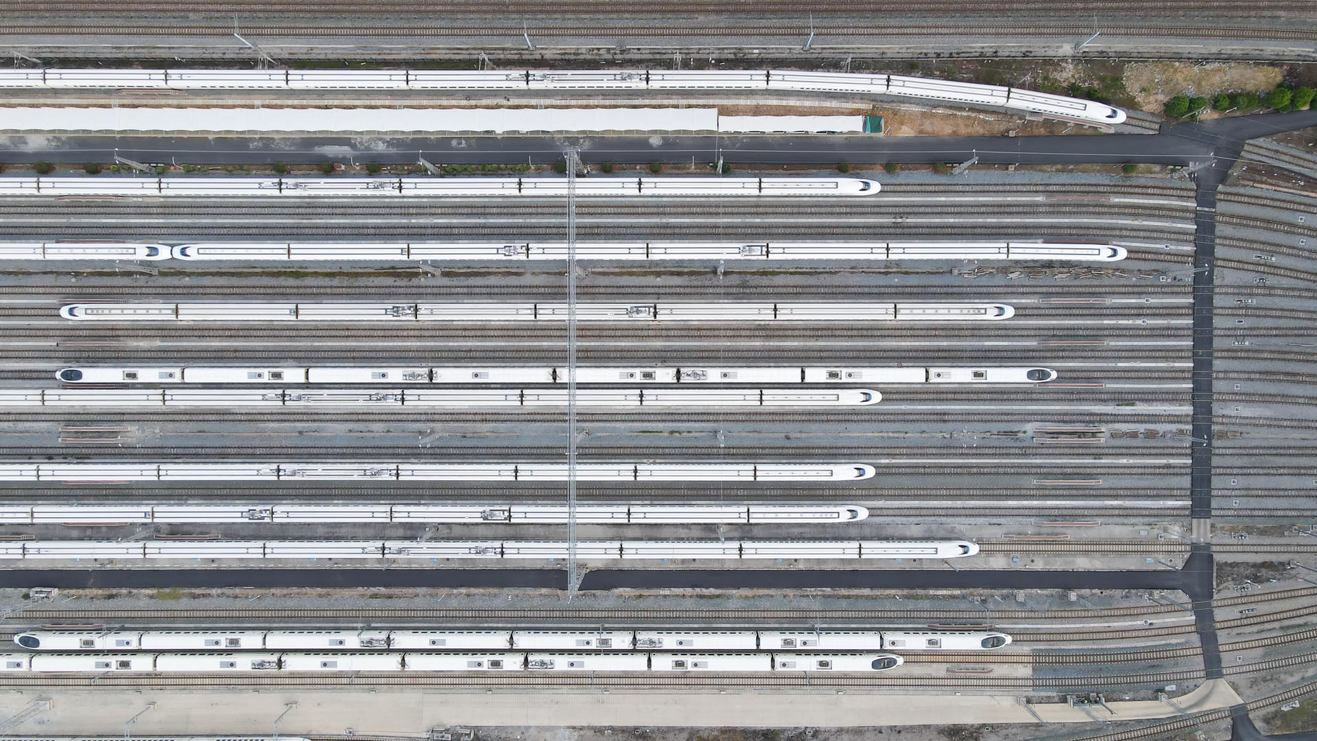 航拍城市交通高铁车站等候出发的轨道列车素材视频的预览图