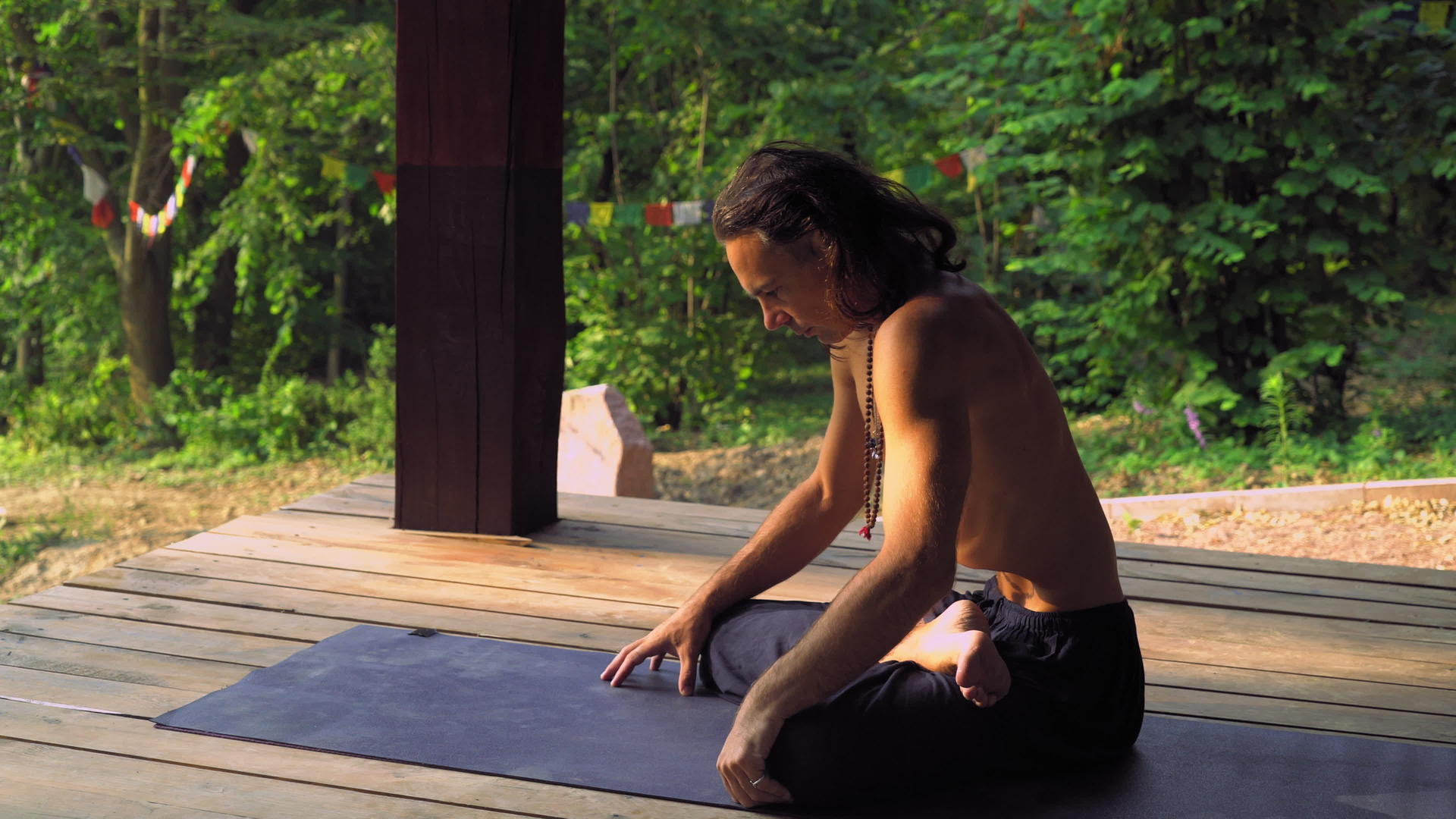 做瑜伽的男人胃痛得要命视频的预览图