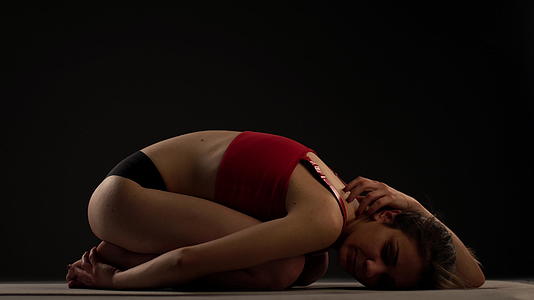 练完瑜伽后女孩躺在地上休息视频的预览图