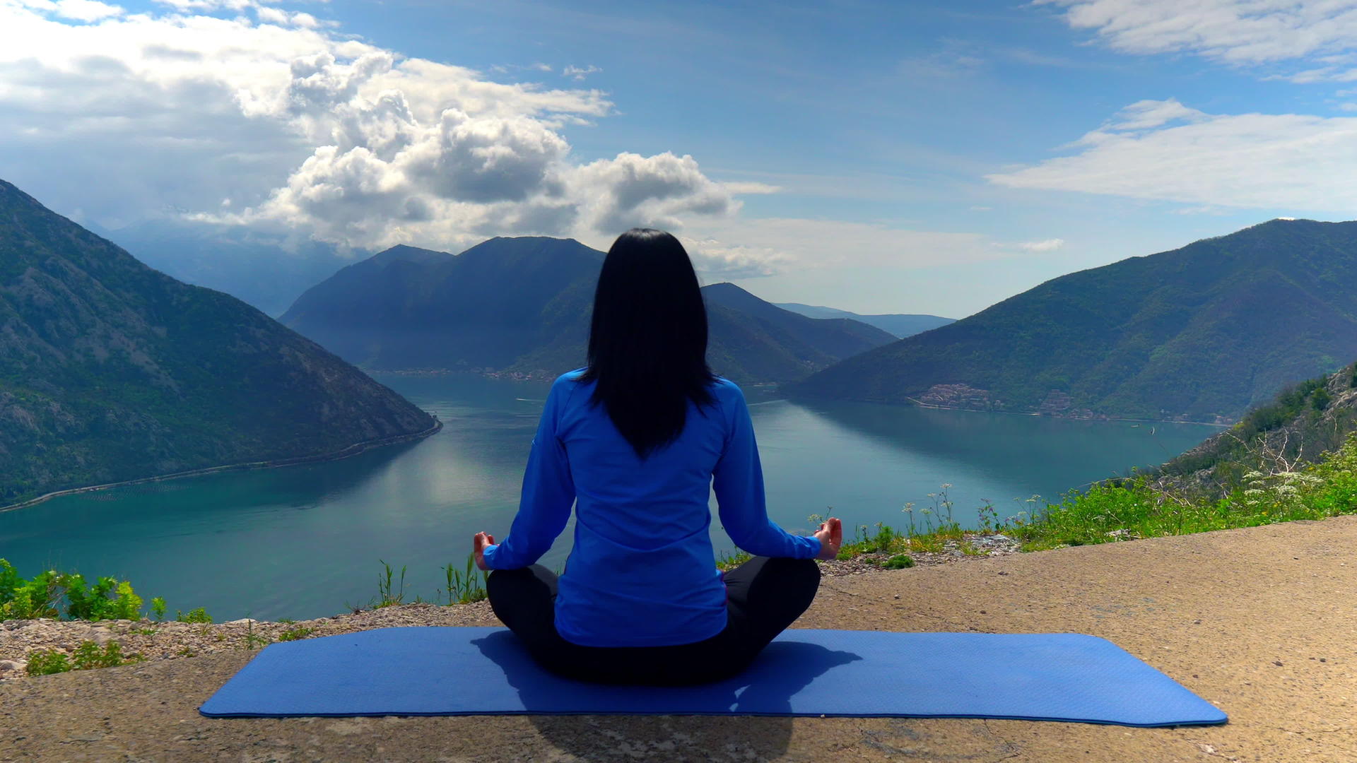 山区妇女瑜伽视频的预览图