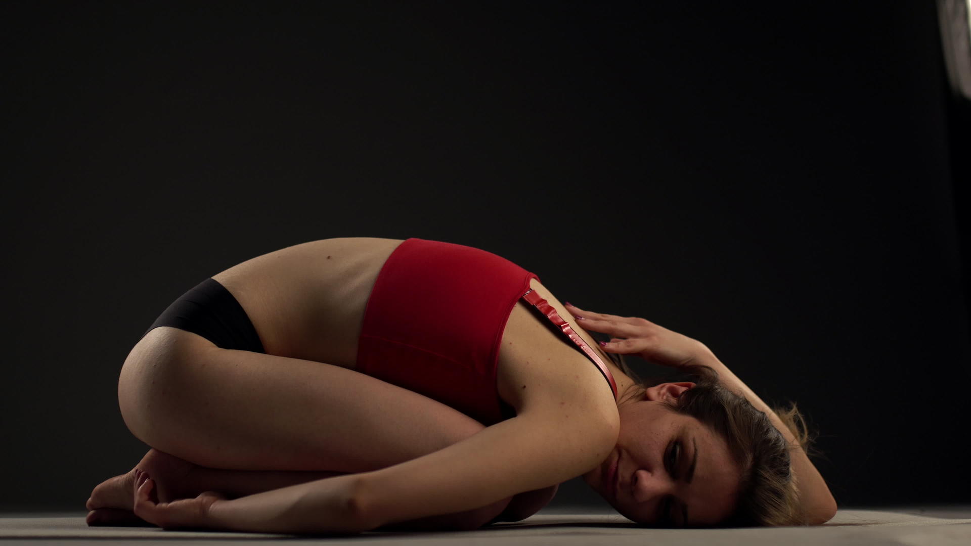 练完瑜伽后女孩躺在地上休息视频的预览图
