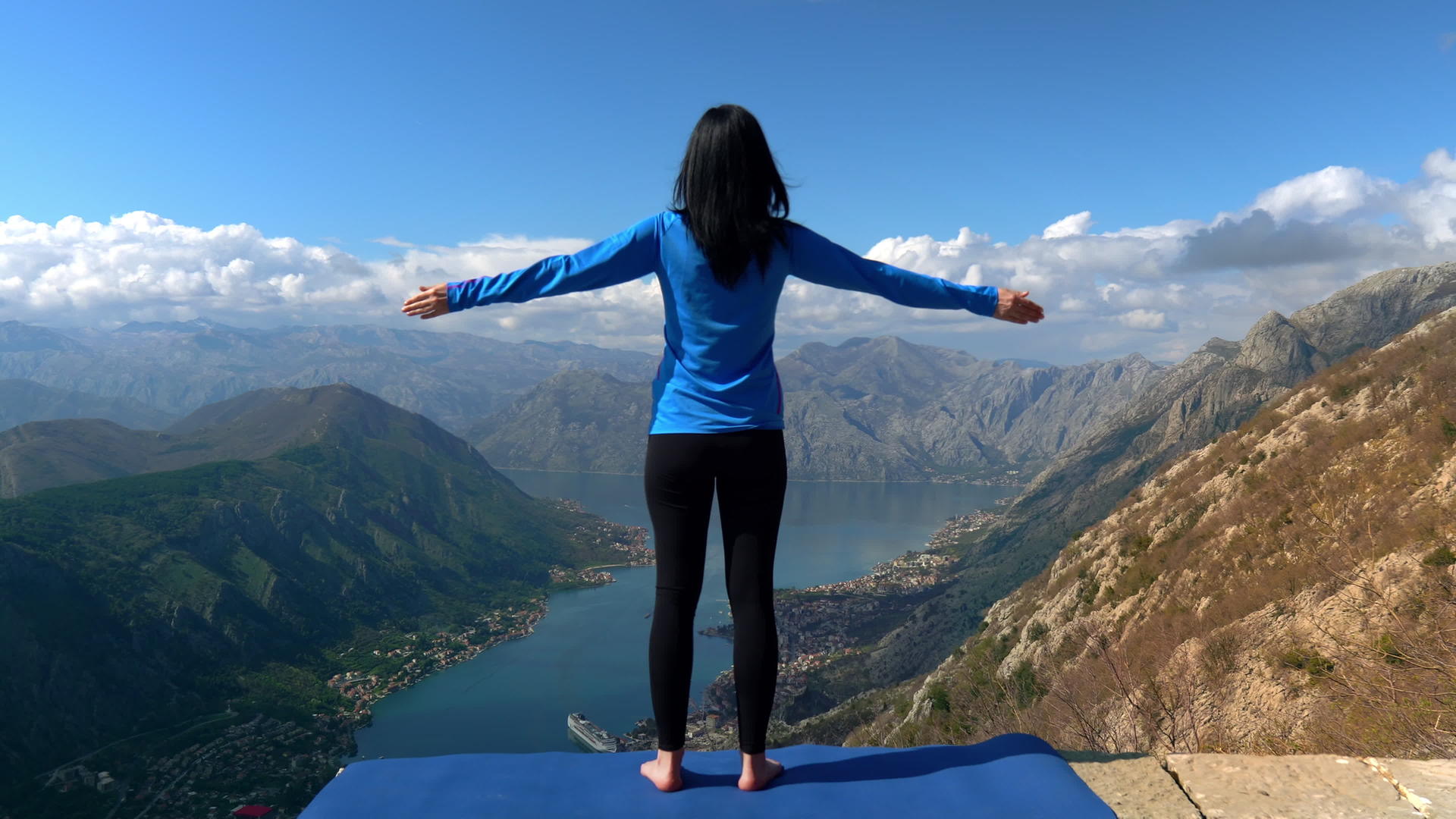 站在山区的女瑜伽妇女背面视频的预览图