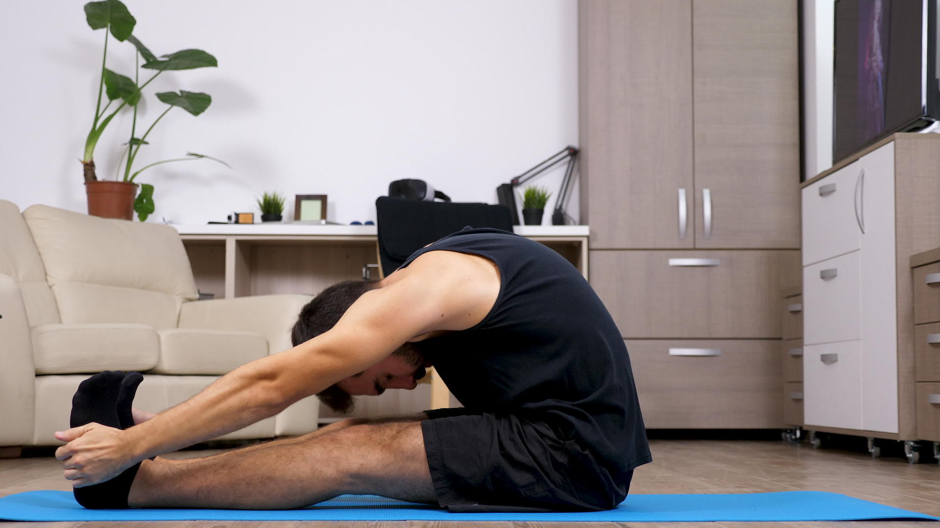 男人伸展做不同的瑜伽姿势视频的预览图