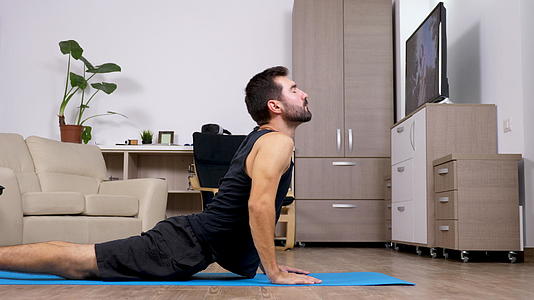 适合身体的人做不同的瑜伽姿势视频的预览图