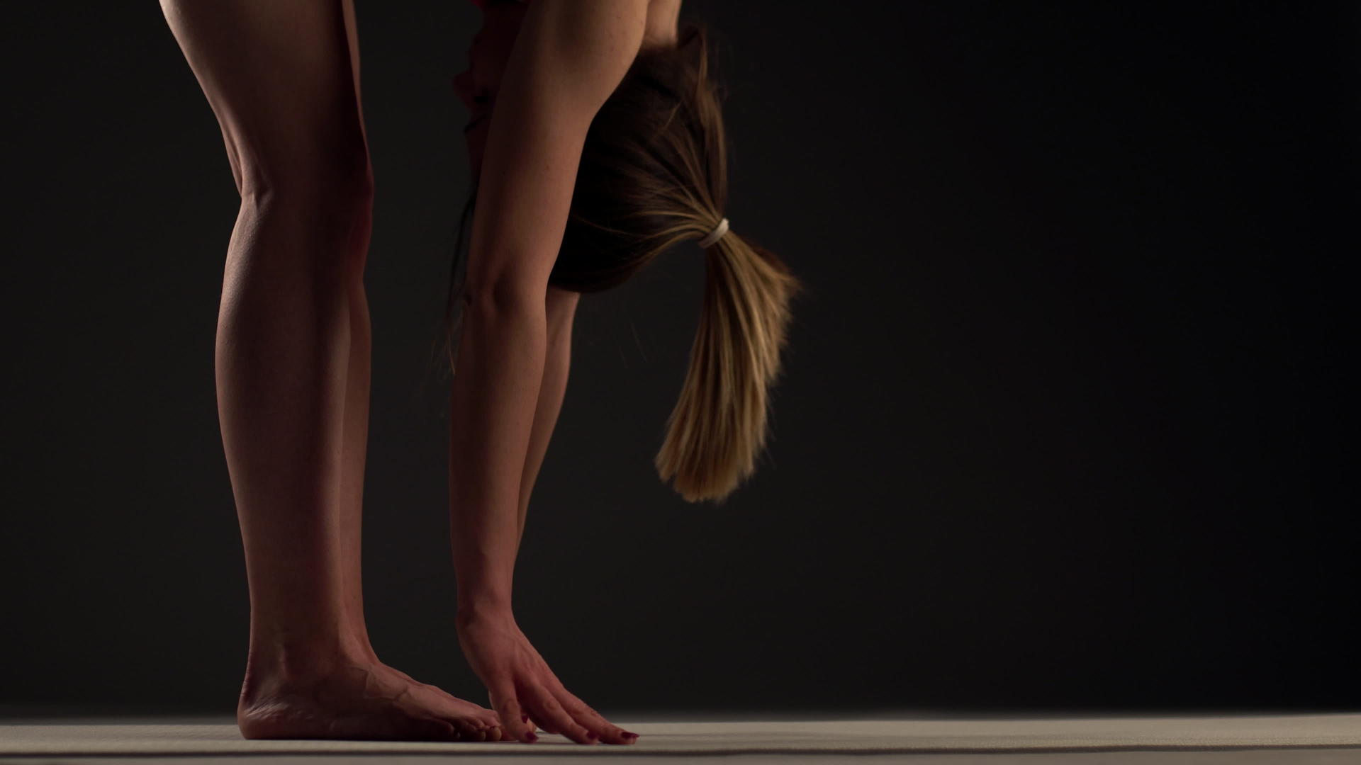 女孩练习瑜伽伸展手臂和腿触摸脚和跑步视频的预览图