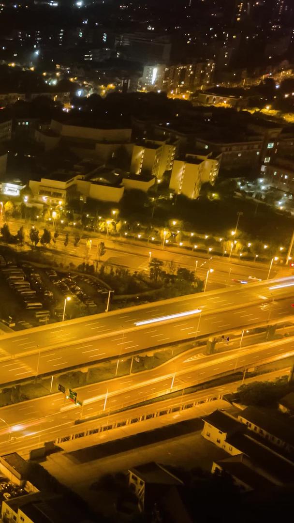 航拍城市夜景照明道路交通交通交通车站终点站延迟摄影视频的预览图