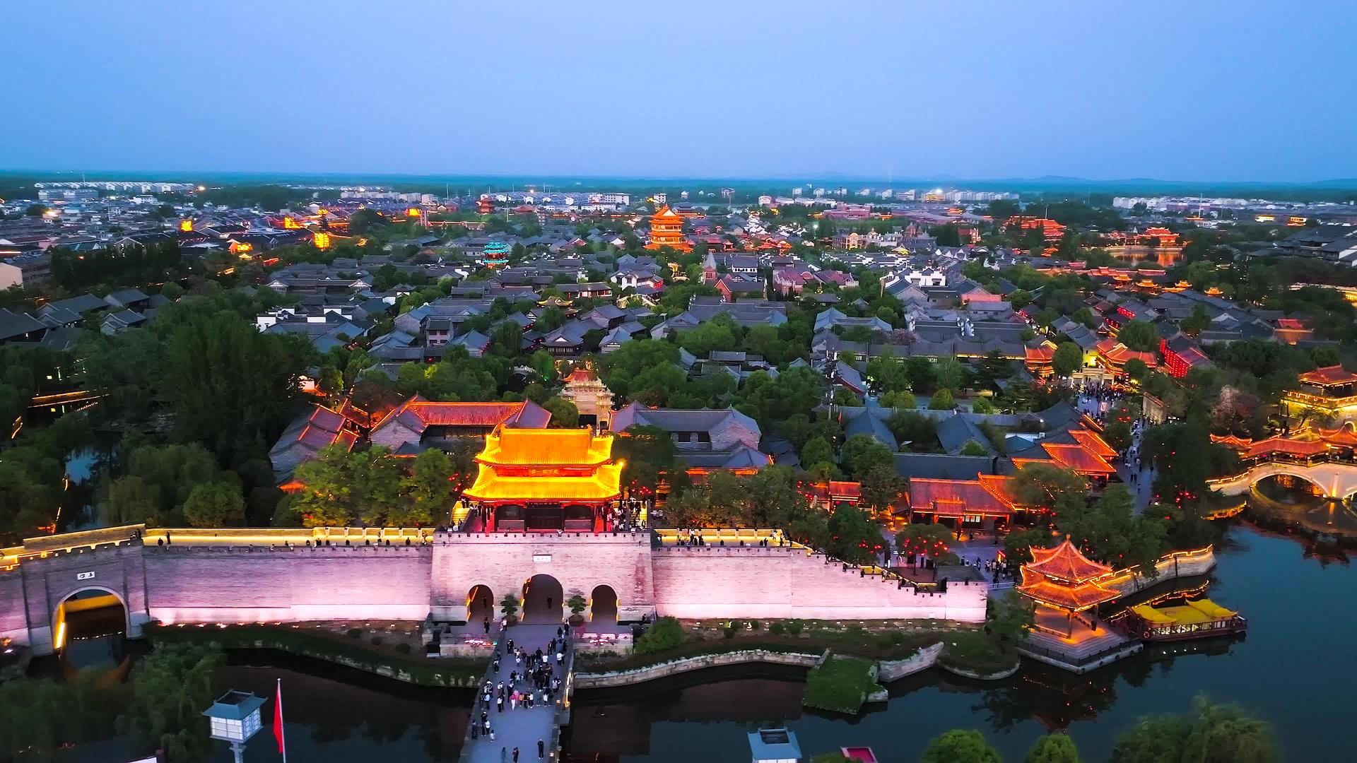 4K航拍台儿庄古城夜景天下第一庄枣庄5A旅游景区视频的预览图