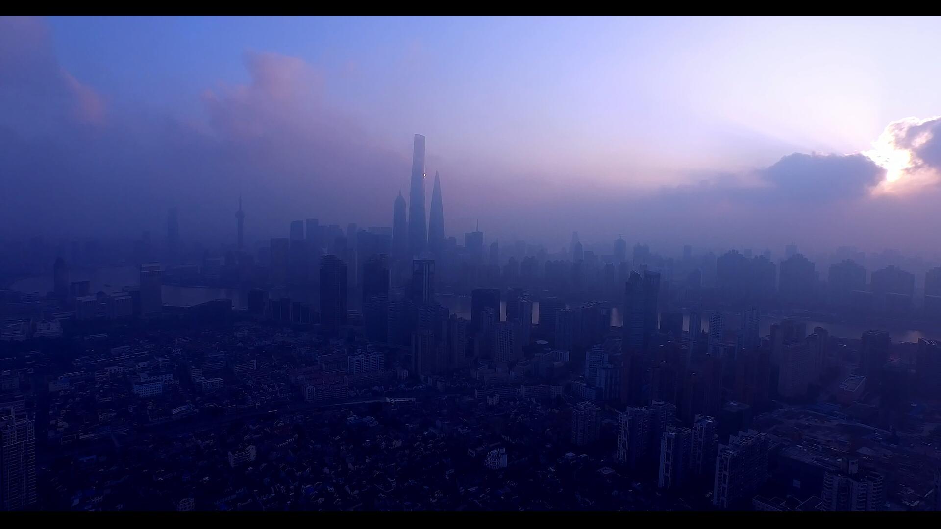 清晨迷雾远眺陆家嘴CBD视频的预览图