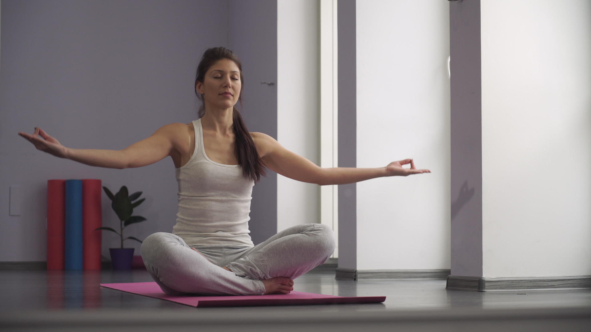 女性从事瑜伽和祈祷姿势视频的预览图