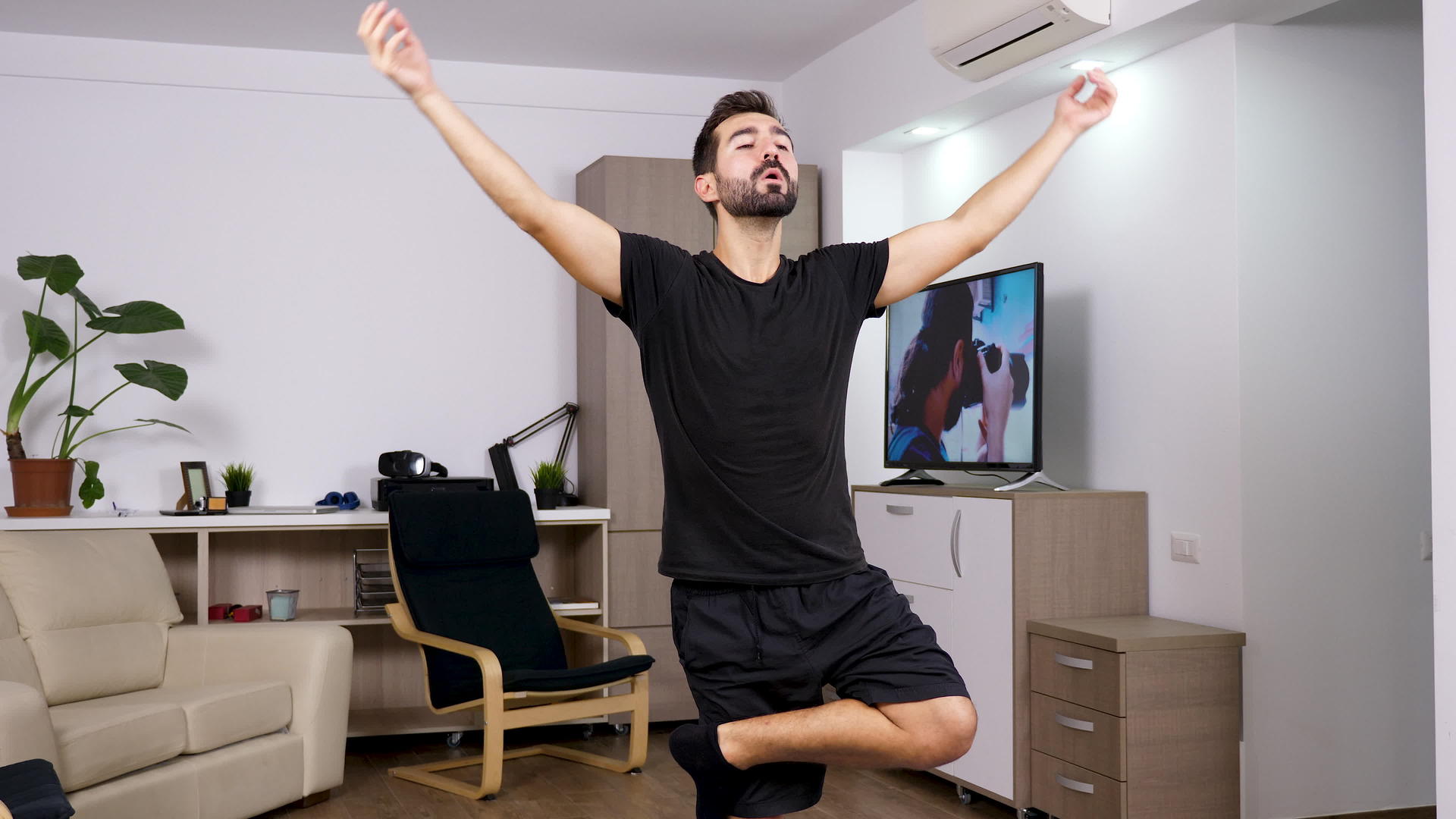 在家练瑜伽的运动员视频的预览图