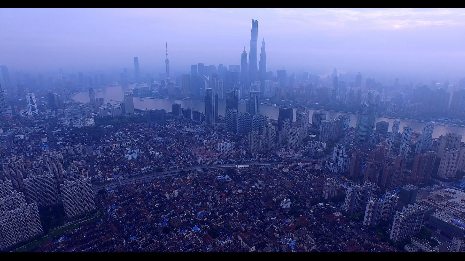 晨曦中的上海陆家嘴CBD航拍视频的预览图