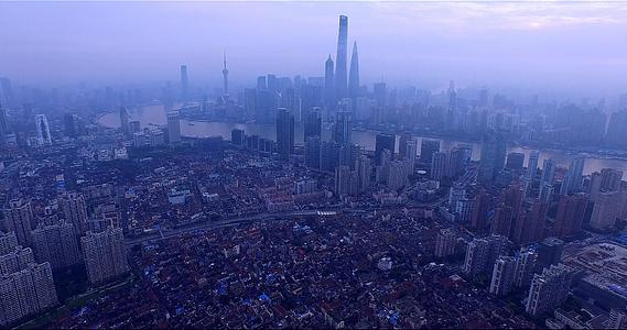 晨曦中的上海陆家嘴CBD航拍视频的预览图