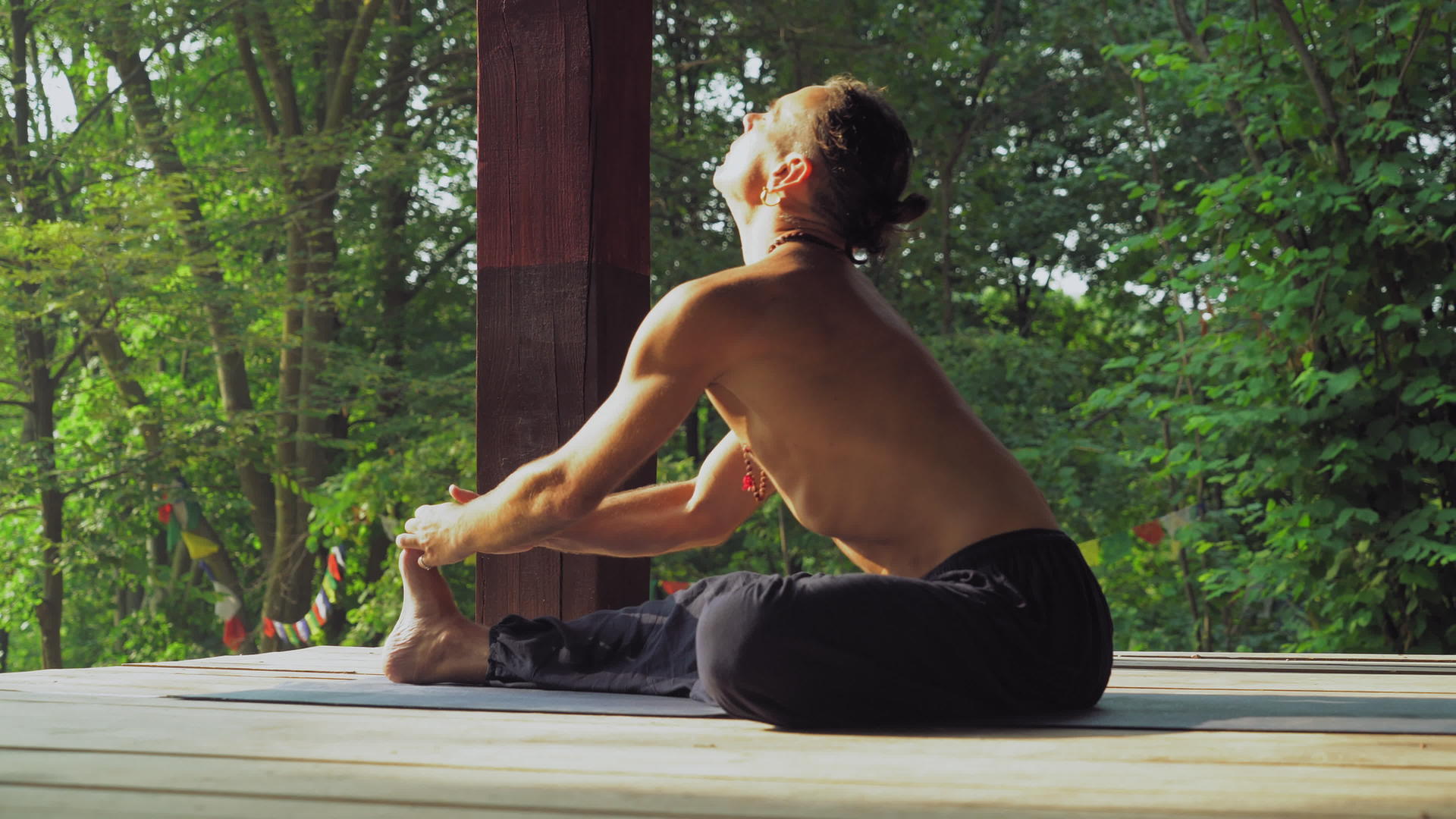 男人在公园瑜伽的木制平台上视频的预览图