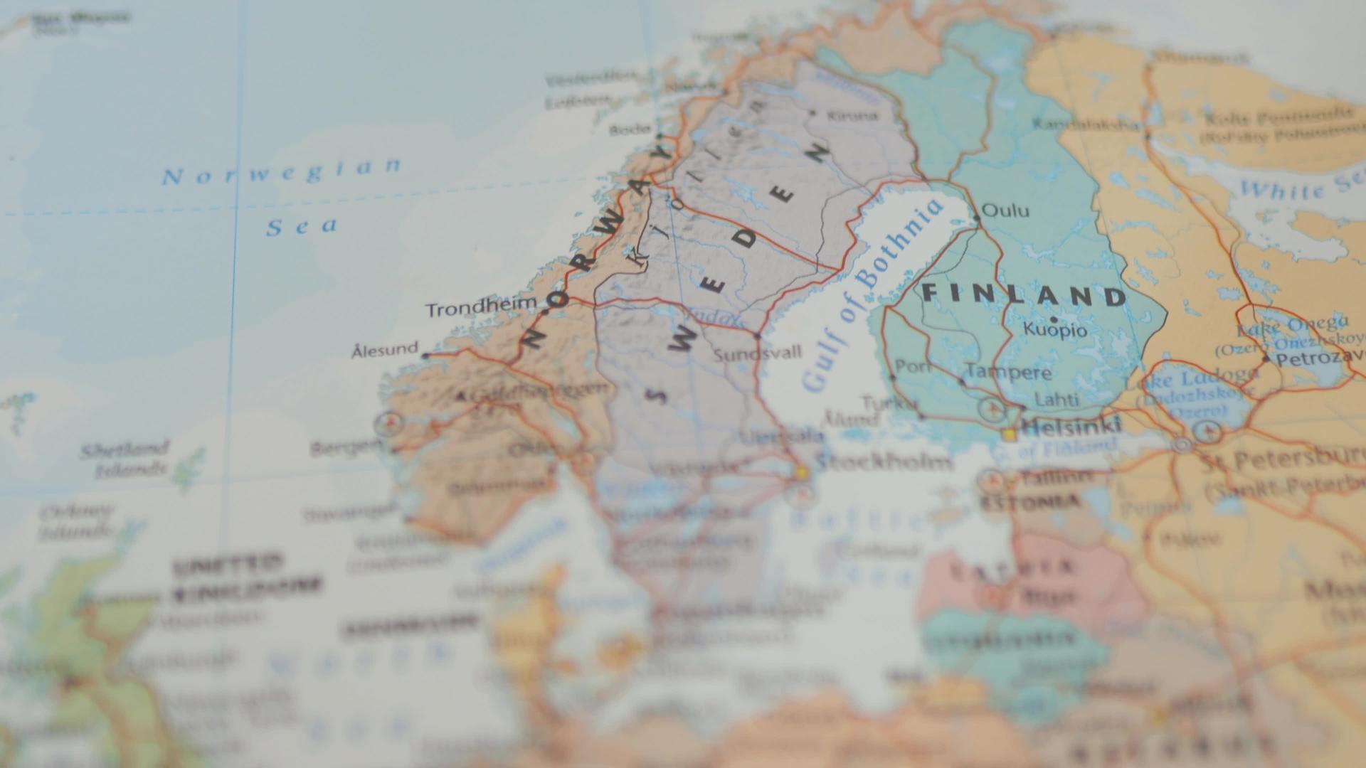 在一张丰富多彩的模糊欧洲地图上诺威和芬兰视频的预览图