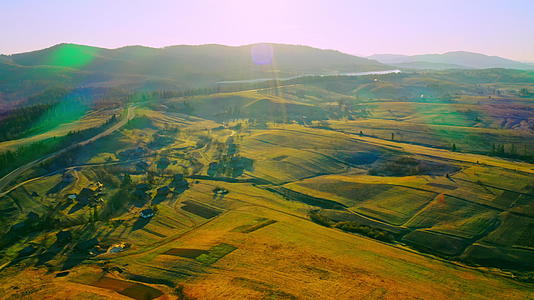 空中观察乡村风景视频的预览图