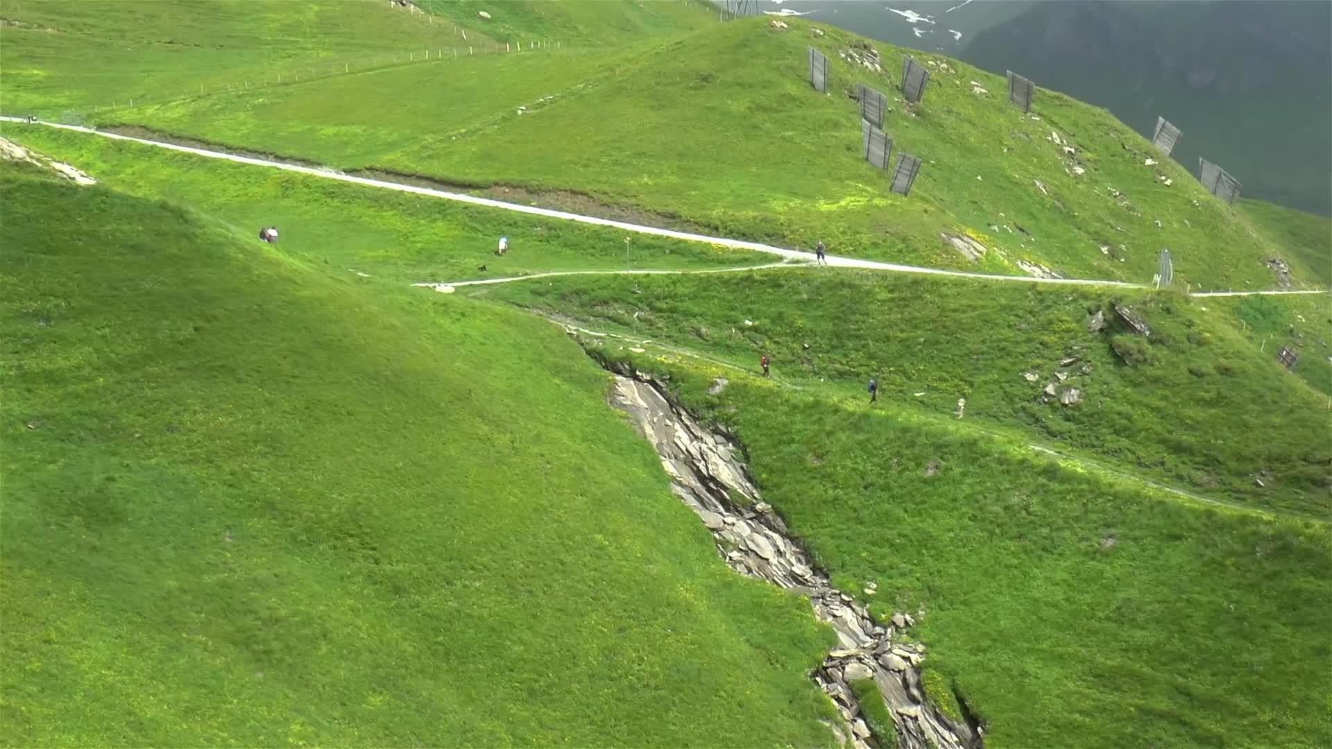 赛昂人首先爬上了瑞士的高架桥视频的预览图